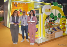 In the middle is Akin Soyleyen of Aksun. This Turkish company exports a wide variety of fruits, such as citrus and figs.