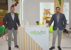 On the left is Anastasios Chatsios of Greek kiwi exporter Alfa Vita.