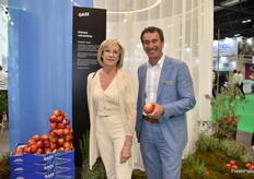Greta Knapen and Didier Groven with EnzaFruit New Zealand smile for a photo in the BayWa stand while showing Jazz apples.