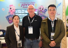 Joy Wing Mau colleagues, presenting Joyvio Blueberries, Amelie Liu, Dennis Pretorius and Dani Geng